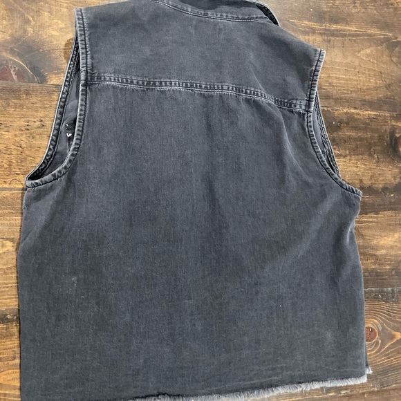 Levi’s sleeveless button down top - Picture 3 of 3